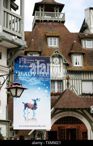 Un poster per il Deauville American Film Festival si blocca al di fuori il Normandy Hotel a Deauville, Francia il 4 settembre 2007. Il festival si svolge sulla costa della Normandia dal 31 agosto al 9 settembre. (UPI foto/David Silpa) Foto Stock