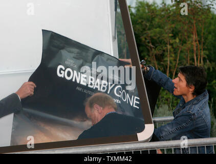 Lavoratori preparare un poster per Ben Affleck's 'andato, Baby, andato' lungo il tappeto rosso alla trentatreesima American Film Festival di Deauville a Deauville, Francia il 5 settembre 2007. (UPI foto/David Silpa) Foto Stock