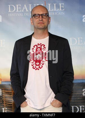 Regista Steven Soderbergh arriva a un photocall per il film 'L'informatore!' durante la trentacinquesima American Film Festival di Deauville a Deauville, Francia il 9 settembre 2009. UPI/David Silpa Foto Stock