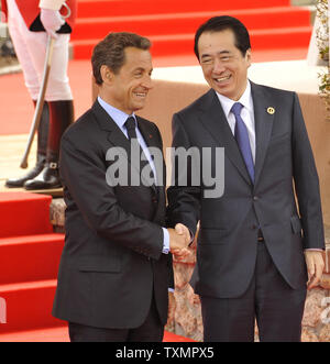 Il Presidente francese Nicolas Sarkozy (L) stringe la mano al Primo Ministro Giapponese Naoto Kan come essi arrivano al vertice del G8 di Deauville, Francia, 26 maggio 2011. UPI Foto Stock