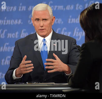 Il repubblicano vice candidato presidenziale Gov. Mike pence (R-il) parla al moderatore Elaine Quijano al Vice dibattito presidenziale democratica contro vice candidato presidenziale Sen. Tim Kaine (D-VA) a Longwood University in Farmville, Virginia il 4 ottobre 2016. Foto di Kevin Dietsch/UPI Foto Stock