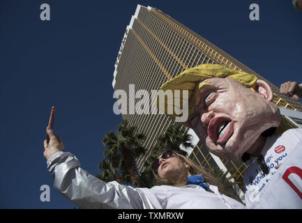 I dimostranti protestano al di fuori del Trump International Hotel e Casinò come protestano candidato presidenziale repubblicano Donald Trump, a Las Vegas il 19 ottobre 2016. I membri dell'Unione culinari, i diritti dei lavoratori e i gruppi di immigrati di altri gruppi per la difesa dei diritti hanno protestato Donald Trump al suo hotel aggrappati che Trump ha pratiche di lavoro ingiuste verso i suoi lavoratori. Foto di Kevin Dietsch/UPI Foto Stock