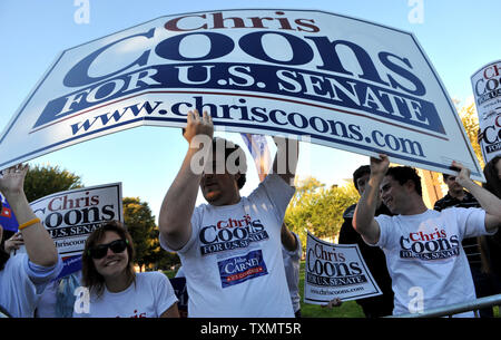 I sostenitori del Delaware Senato democratica candidato Chris Coon tenere indicazioni prima della sua discussione contro il repubblicano del senato di Christine candidato O'Donnell al di fuori dell università del Delaware's Mitchell Hall in Newark, Delaware, 13 ottobre 2010. UPI/Kevin Dietsch Foto Stock