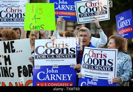 I sostenitori del Delaware Senato democratica candidato Chris Coon tenere indicazioni prima della sua discussione contro il repubblicano del senato di Christine candidato O'Donnell al di fuori dell università del Delaware's Mitchell Hall in Newark, Delaware, 13 ottobre 2010. UPI/Kevin Dietsch Foto Stock