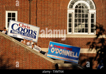 I sostenitori del Delaware Senato democratica candidato Chris Coon e Senato repubblicano candidato Christine O'Donnell quadrato fuori prima della loro discussione, al di fuori delle università del Delaware's Mitchell Hall in Newark, Delaware, 13 ottobre 2010. UPI/Kevin Dietsch Foto Stock