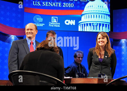 Delaware Senato repubblicano candidato Christine O'Donnell (R) e Delaware Senato democratica candidato Chris Coon (L) stand sul palco prima di loro U.S. Discussione al Senato presso la University of Delaware's Mitchell Hall in Newark, Delaware, 13 ottobre 2010. UPI/Kevin Dietsch Foto Stock