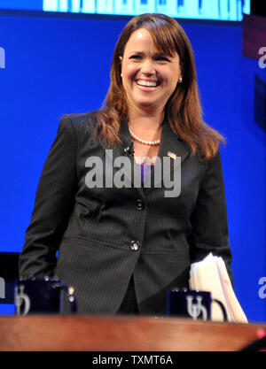 Delaware Senato repubblicano candidato Christine O'Donnell è visto sul palco prima della sua discussione al Senato contro il Senato democratica candidato Chris Coon presso la University of Delaware's Mitchell Hall in Newark, Delaware, 13 ottobre 2010. UPI/Kevin Dietsch Foto Stock