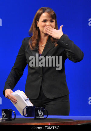 Delaware Senato repubblicano candidato Christine OÕDonnell soffia un bacio alla folla dopo la sua discussione al Senato contro il Senato democratica candidato Chris Coon presso la University of Delaware's Mitchell Hall in Newark, Delaware, 13 ottobre 2010. UPI/Kevin Dietsch Foto Stock