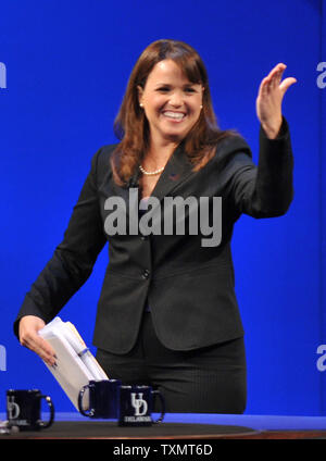 Delaware Senato repubblicano candidato Christine OÕDonnell soffia un bacio alla folla dopo la sua discussione al Senato contro il Senato democratica candidato Chris Coon presso la University of Delaware's Mitchell Hall in Newark, Delaware, 13 ottobre 2010. UPI/Kevin Dietsch Foto Stock