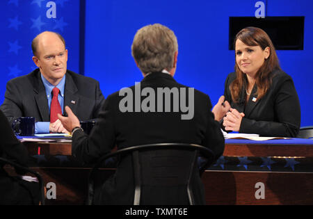 Delaware Senato repubblicano candidato Christine OÕDonnell (R) e Delaware Senato democratica candidato Chris Coon (L) a prendere parte a una U.S. Discussione al Senato presso la University of Delaware's Mitchell Hall in Newark, Delaware, 13 ottobre 2010. UPI/Kevin Dietsch Foto Stock