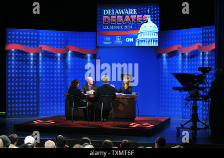 Delaware Senato repubblicano candidato Christine OÕDonnell (R) e Delaware Senato democratica candidato Chris Coon (L) a prendere parte a una U.S. Discussione al Senato presso la University of Delaware's Mitchell Hall in Newark, Delaware, 13 ottobre 2010. UPI/Kevin Dietsch Foto Stock