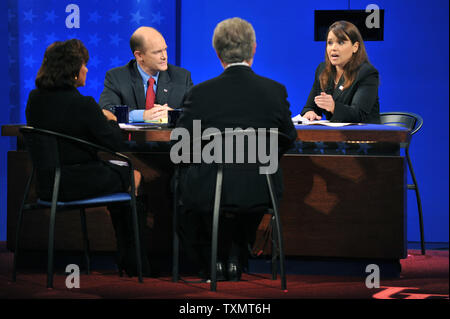 Delaware Senato repubblicano candidato Christine OÕDonnell (R) e Delaware Senato democratica candidato Chris Coon (L) a prendere parte a una U.S. Discussione al Senato presso la University of Delaware's Mitchell Hall in Newark, Delaware, 13 ottobre 2010. UPI/Kevin Dietsch Foto Stock