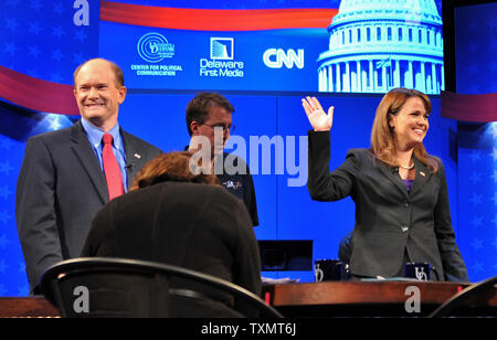 Delaware Senato repubblicano candidato Christine O'Donnell (R) e Delaware Senato democratica candidato Chris Coon (L) stand sul palco prima di loro U.S. Discussione al Senato presso la University of Delaware's Mitchell Hall in Newark, Delaware, 13 ottobre 2010. UPI/Kevin Dietsch Foto Stock