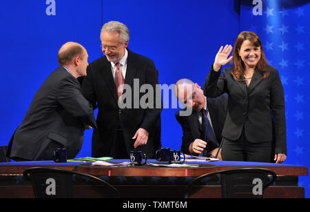 Delaware Senato repubblicano candidato Christine OÕDonnell (R) onde come un tecnico rimuove un microfono fro lei come Delaware Senato democratica candidato Chris Coon (L) scuote le mani con moderatore Wolf Blitzer seguendo il loro U.S. Discussione al Senato presso la University of Delaware's Mitchell Hall in Newark, Delaware, 13 ottobre 2010. UPI/Kevin Dietsch Foto Stock