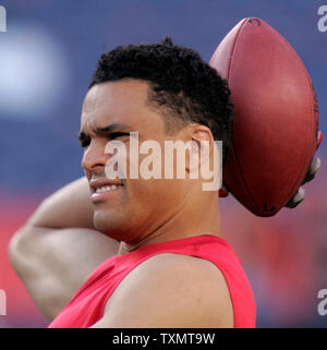 Kansas City Chiefs stretto fine Tony Gonzalez si riscalda per giocare contro Kansas City Chiefs a Denver, CO il 26 settembre 2005. (UPI foto/Gary C. Caskey) Foto Stock