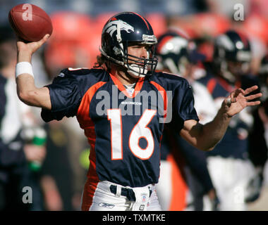 Denver Broncos quarterback Jake Plummer si riscalda prima della partita contro la New York getti ad Invesco Field di Denver Novembre 20, 2005. (UPI foto/Gary C. Caskey) Foto Stock