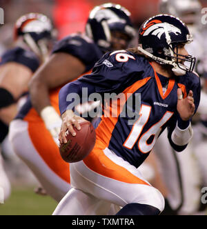 Denver Broncos quarterback Jake Plummer corre contro Oakland Raiders a Invesco Field di Denver, in Colorado, Dicembre 24, 2005. Denver beat Oakland 22-3. (UPI foto/Gary C. Caskey) Foto Stock