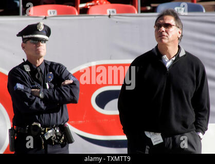 Ex NFL quarterback Jim Plunkett (R) orologi warmups prima di Oakland Raiders a Denver Broncos gioco a Invesco Field di Denver, in Colorado, Dicembre 24, 2005. Sicurezza supplementare è stato portato per Denver's Arch Rivals, i predatori. Denver beat Oakland 22-3. (UPI foto/Gary C. Caskey) Foto Stock