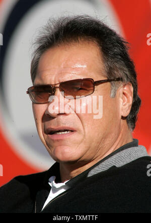 Ex-NFL quarterback Jim Plunkett siede sul margine prima di Oakland Raiders gioco contro il Denver Broncos a Invesco Field di Denver, in Colorado, Dicembre 24, 2005. Denver beat Oakland 22-3. (UPI foto/Gary C. Caskey) Foto Stock