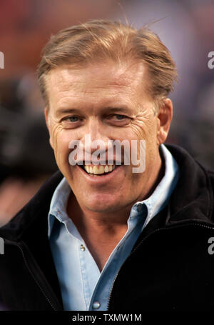 Ex Denver Broncos quarterback John Elway, vincitore di due Super Bocce, fatto una comparsa sul sidlelines prima di Denver che ospita il New England Patriots durante l'AFC divisional playoff gioco a Invesco Field di Denver il 14 gennaio 2006. (UPI foto/Gary C. Caskey) Foto Stock