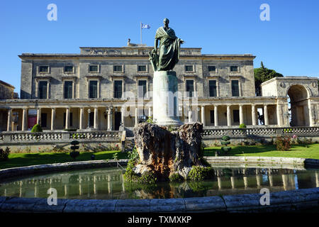 Corfù, Grecia - circa nel maggio 2019 la statua di alto commissario britannico Guilford nel Boschetto Park Foto Stock