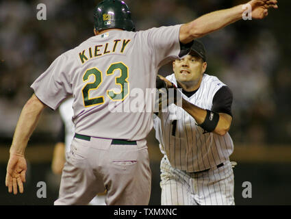Colorado Rockies secondo baseman Jamey Carroll (R) tag out Oakland atletica runner Bobby Kielty (L) nel settimo inning tra la seconda base e prima base a Coors Field di Denver Giugno 21, 2006. Oakland beat Colorado 3-2 in un gioco di interleague. (UPI foto/Gary C. Caskey) Foto Stock