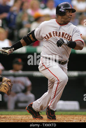 San Francisco Giants pastella Barry Bonds singles la guida in una corsa contro il Colorado Rockies nel quinto inning a Coors Field di Denver Luglio 7, 2006. (UPI foto/Gary C. Caskey) Foto Stock