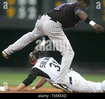 Arizona Diamondbacks secondo baseman Orlando Hudson (R) tag out Colorado Rockies runner Cory Sullivan (L) su una base rubata tentativo di terminare il primo inning al Coors Field di Denver Luglio 7, 2006. (UPI foto/Gary C. Caskey) Foto Stock