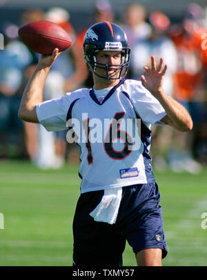 Denver Broncos quarterback Jake Plummer getta durante la prima sessione di prove libere a Broncos training camp in Englewood, Colorado Luglio 28, 2006. (UPI foto/Gary C. Caskey) Foto Stock