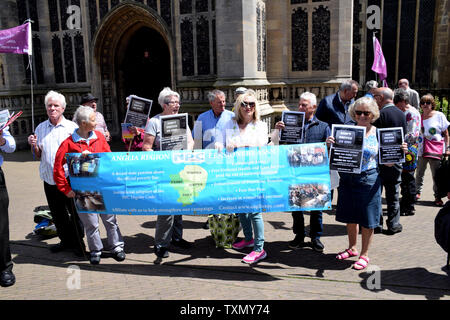 Norwich pensionati protesta al di fuori degli uffici della BBC in corrispondenza del taglio in free tv licenze per i pensionati. In una misura per salvare la BBC £500m, televisione libera i pidocchi Foto Stock