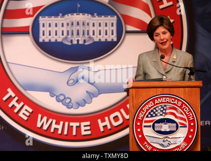 La First Lady Laura Bush affronta la seconda conferenza regionale per il "Aiutare l'America giovanile dell' iniziativa presso l'Università di Denver del centro di Newman a Denver in Colorado Il 4 agosto 2006. (UPI foto/Gary C. Caskey) Foto Stock