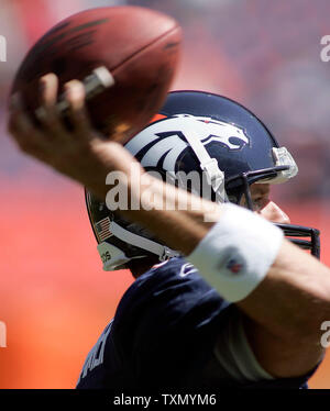 Denver Broncos quarterback Jake Plummer si riscalda prima dell inizio della partita contro i Kansas City Chiefs a Invesco Field di Denver, 17 settembre, 2006. (UPI foto/Gary C. Caskey) Foto Stock