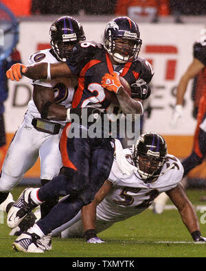 Baltimore Ravens linebacker Ray Lewis (R) guarda come compagno di squadra safety ed Reed (L) affronta Denver Broncos running back Tatum Bell (C) nel secondo trimestre a Invesco Field di Denver, 9 settembre 2006. (UPI foto/Gary C. Caskey) Foto Stock