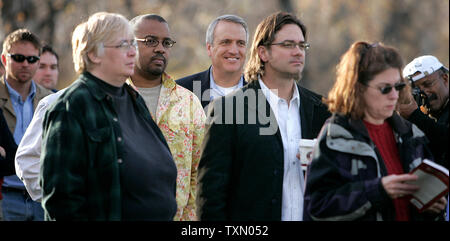 Candidato democratico per il Governatore del Colorado Bill Ritter (C), sorge alla fine di una lunga linea come elettori impilati al di fuori di Denver stazioni di votazione a causa di imperfezioni del computer Novembre 7, 2006. Ritter è in esecuzione contro il candidato repubblicano Bob Beauprez. (UPI foto/Gary C. Caskey) Foto Stock