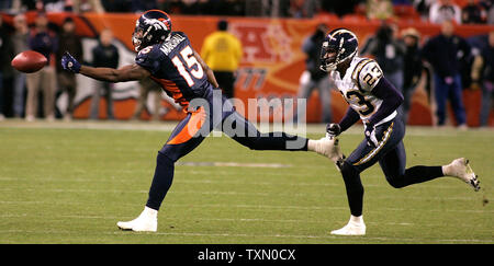 Denver Broncos wide receiver Brandon Marshall (L) scende pass mentre inseguito da San Diego Chargers cornerback Quentin Jammer (R) nel quarto trimestre a Invesco Field at Mile High Denver Novembre 19, 2006. San Diego battere Denver 35-27. (UPI foto/Gary C. Caskey) Foto Stock