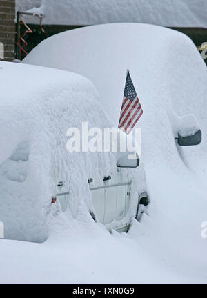 Una bandiera americana sta esposto come una tempesta di neve vacanze sepolto due vetture con oltre due metri di neve a Denver il 21 dicembre 2006. I residenti sono di fronte a una seconda giornata di una tempesta che ha chiuso alle principali autostrade e all'Aeroporto Internazionale di Denver. (UPI foto/Gary C. Caskey) Foto Stock