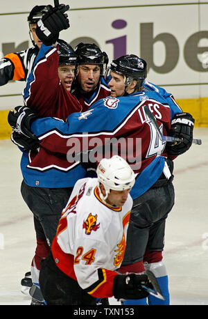 Colorado Avalanche Paul Stastny uper sinistra) celebra il punteggio contro le fiamme di Calgary con i compagni di squadra Andrew Brunette (C) e John-Michael Liles (R) nel primo periodo presso il Pepsi Center di Denver, 20 febbraio 2007. Centro di fiamme Craig Conroy (fondo) pattini passato la valanga trio. Stastny segnato due gol come Colorado beat Calgary 4-3. (UPI foto/Gary C. Caskey) Foto Stock