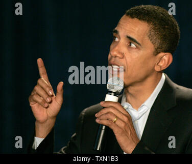 Il Sen. Barack Obama (D-il) gesti durante un evento di beneficenza a Denver il 18 marzo 2007. Obama è un candidato per il presidente. (UPI foto/Gary C. Caskey) Foto Stock