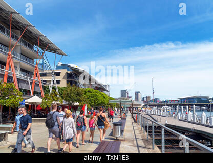 La passeggiata tra il molo di Barangaroo Wharf e Darling Harbour, Sydney, Australia Foto Stock