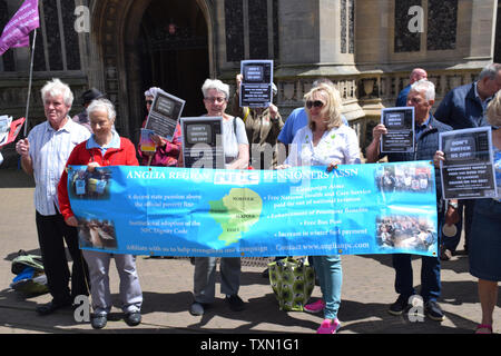 Norwich pensionati protesta al di fuori degli uffici della BBC in corrispondenza del taglio in free tv licenze per i pensionati. In una misura per salvare la BBC £500m, televisione libera i pidocchi Foto Stock