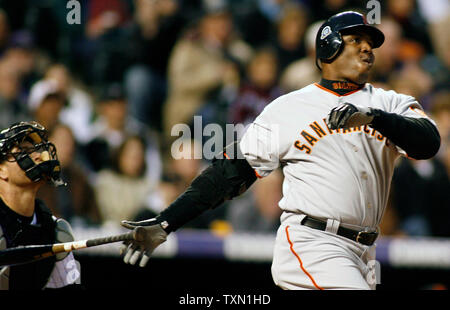 San Francisco Giants pastella Barry Bonds (R) singles off il campo a destra parete con Colorado Rockies catcher Chris Iannetta guardando nel quarto inning al Coors Field di Denver Aprile 16, 2007. (UPI foto/Gary C. Caskey) Foto Stock