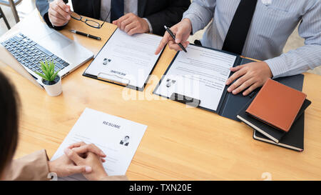 Imprenditore donne professionali in tuta spiegare circa il suo profilo per i business manager tenendo la lettura di un curriculum, intervista il processo di assunzione e di carriera Foto Stock