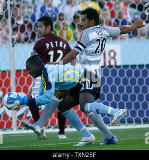 Colorado Rapids portiere Bouna Coundoul (L) riprende il controllo della palla prima di FC Dallas in avanti e il capitano Carlos Ruiz tenta un tiro in porta durante il primo semestre a Dick's Sporting Goods Park in Commerce City, Colorado Il 23 giugno 2007. Rapids defenceman Mike Petke (posteriore) esegue il backup del suo portiere. (UPI Foto di Gary C. Caskey) Foto Stock