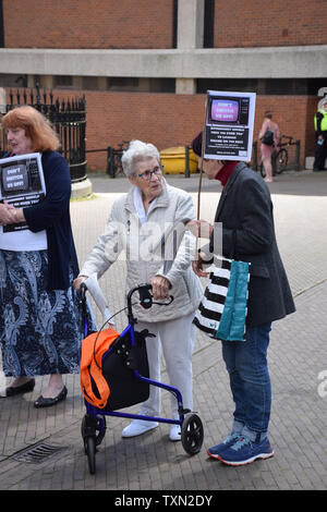 Norwich pensionati protesta al di fuori degli uffici della BBC in corrispondenza del taglio in free tv licenze per i pensionati. In una misura per salvare la BBC £500m, televisione libera i pidocchi Foto Stock