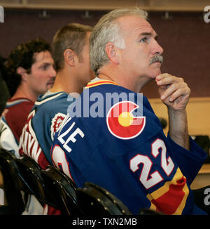 Colorado Avalanche head coach Joel Quenneville (R) indossa il suo vecchio Colorado Rockies hockey jersey durante la conferenza stampa di inaugurazione della NHL e Colorado Avalanche recentemente progettato Reebok Rbk uniformi di bordo presso il Pepsi Center di Denver e il 12 settembre 2007. Le nuove divise consentirà di migliorare le prestazioni del lettore e la sicurezza. (UPI foto/Gary C. Caskey) Foto Stock