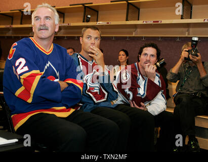 (L-R) Colorado Avalanche head coach Joel Quenneville, ex valanga Curtis Leschyshyn, e avanti a valanga Milan Hejduk guarda l'inaugurazione del nuovo bollettino valanghe uniformi durante una conferenza stampa presso il Pepsi Center di Denver e il 12 settembre 2007. Quenneville, Leschyshyn e Hejduk ogni indossava una generazione precedente di hockey jersey per la presentazione. Le nuove divise da Reebok consentirà di migliorare le prestazioni del lettore e la sicurezza. (UPI foto/Gary C. Caskey) Foto Stock