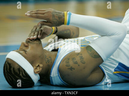 Denver Nuggets guard Allen Iverson afferra la bocca dopo di schiantarsi al suolo contro il Portland Trailblazers nel primo semestre presso il Pepsi Center di Denver e il 14 novembre 2007. Iverson ha continuato giocare ma a sinistra per spogliatoio prima che il mezzo si è conclusa. (UPI foto/Gary C. Caskey) Foto Stock