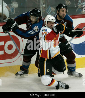 Colorado Avalanche center Joe Sakic (L) e l'ala sinistra Andrew Brunette (R) schiacciare le fiamme di Calgary center Craig Conroy tra loro durante il primo periodo presso il Pepsi Center di Denver e il 24 novembre 2007. (UPI foto/Gary C. Caskey) Foto Stock