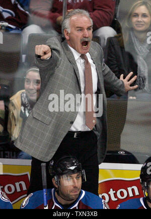 Colorado Avalanche head coach Joel Quenneville si arrampica sul banco di reazione dopo un re de Los Angeles shot strappato attraverso la valanga di banco durante il terzo periodo presso il Pepsi Center di Denver sul dicembre 29, 2007. Los Angeles ha rotto un gioco di otto serie di sconfitte battendo Colorado 3-1. (UPI foto/Gary C. Caskey) Foto Stock