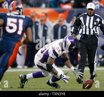 Minnesota Vikings RB Adrian Peterson recupera quarterback Tarvaris Jackson, armeggiano nel terzo trimestre a Invesco Field at Mile High a Denver su dicembre 30, 2007. Denver battere Minnesota 22-19 in ore di lavoro straordinario. (UPI foto/Gary C. Caskey) Foto Stock